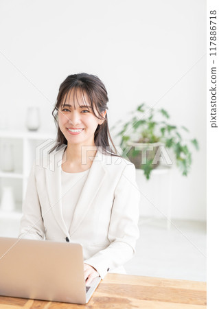 Smiling Woman Business Computer Smiling Woman Business Computer 117886718