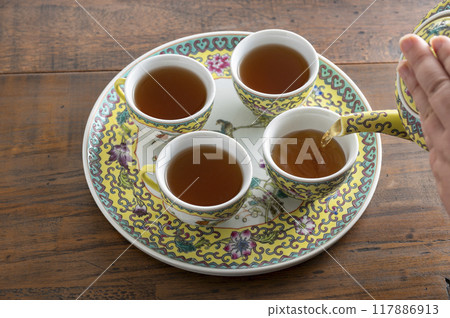 將烏龍茶倒入中國茶具中 117886913