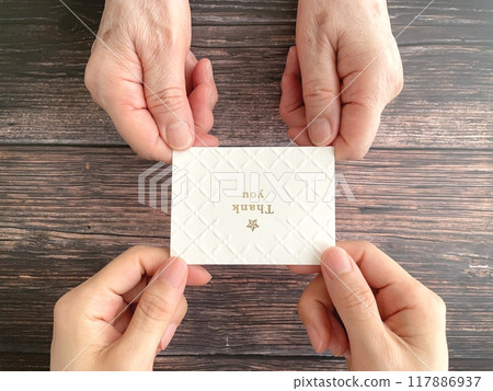 遞給一位老年婦女一張留言卡 117886937