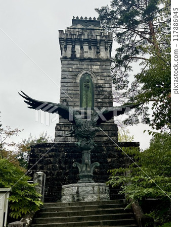 Bronze hawk statue in Aoba Castle Park 117886945