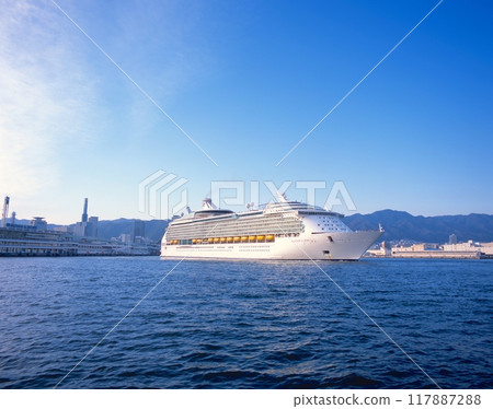 The luxury cruise ship Mariner of the Seas departs from Kobe Port Terminal before sunset. 117887288