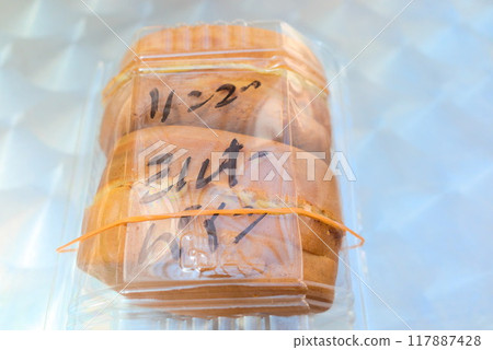 塑膠容器中的大尺寸燒烤食品 117887428