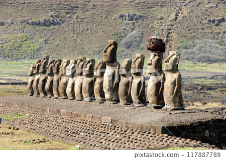 復活節島上的一排摩艾石像 117887789