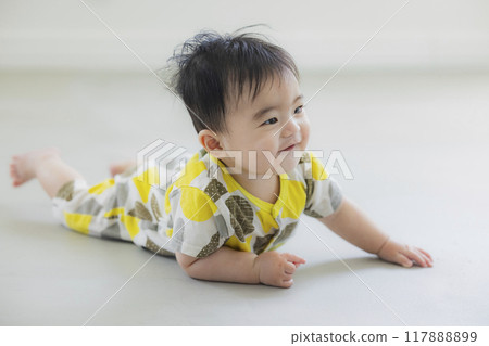 Crawling baby 117888899