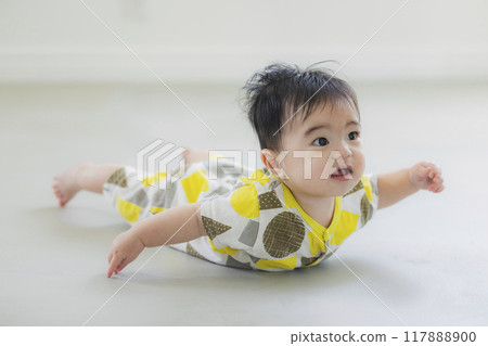 Crawling baby 117888900