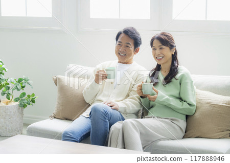 客廳裡的中年夫婦 117888946