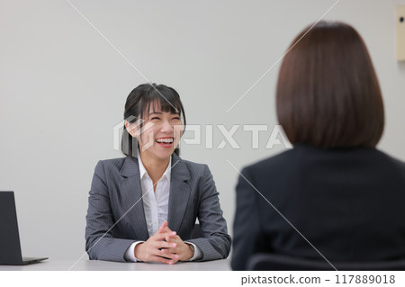 Smiling female advisor explaining the product_3 Smiling female advisor explaining the product_3 117889018