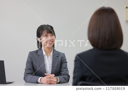 微笑傾聽客戶需求的女顧問_1 微笑傾聽客戶需求的女顧問_1 117889019