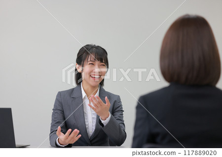 女顧問微笑解說產品_4 女顧問微笑解說產品_4 117889020