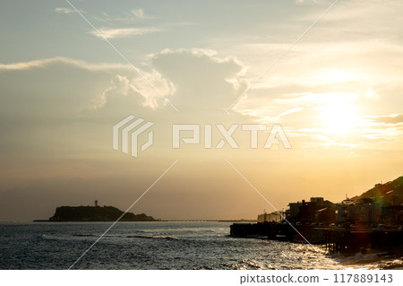 Enoshima as seen from Inamuragasaki (Kamakura, Kanagawa Prefecture) 117889143