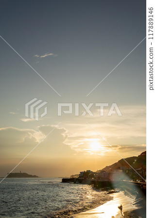 從稻村崎(神奈川縣鎌倉市)眺望江之島 從稻村崎(神奈川縣鎌倉市)眺望江之島 117889146