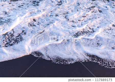浪潮在沙灘上擊敗 浪潮在沙灘上擊敗 117889173