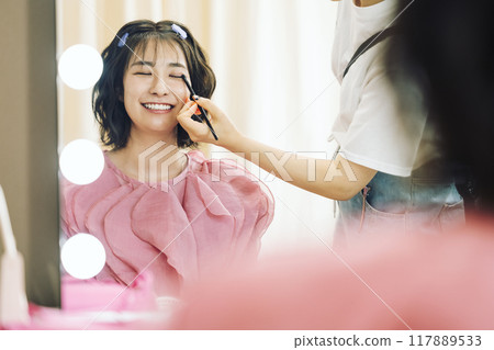 A woman who has a makeup A woman who has a makeup 117889533