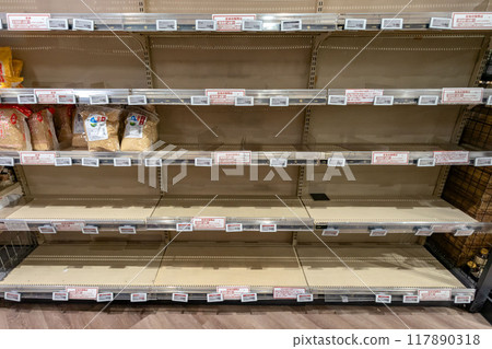 由於米短缺，超市貨架空空如也 117890318