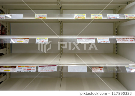 由於米短缺，超市貨架空空如也 117890323