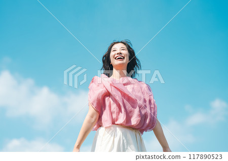 Female outdoor portrait 117890523