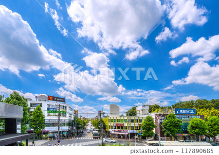 日本橫濱城市景觀 — 八月夏日天空下的阿扎野站和其他地區的景色 117890685