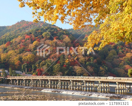 Togetsukyo Bridge, a historic site and scenic spot that symbolizes Arashiyama. Togetsukyo Bridge in autumn Togetsukyo Bridge, a historic site and scenic spot that symbolizes Arashiyama. Togetsukyo Bridge in autumn 117891321
