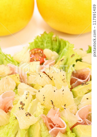托薩柚子、火腿、酪梨沙拉、大柑橘類水果、明亮的背景 117891489