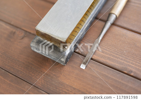 使用過的鑿子和天然油石 使用過的鑿子和天然油石 117891598