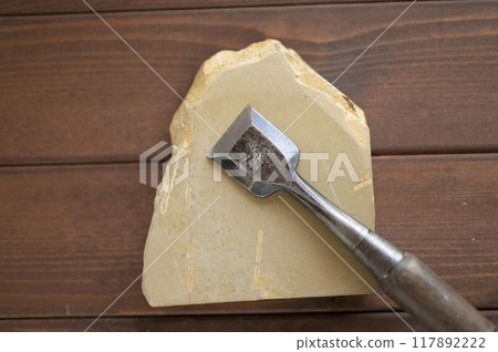 使用過的鑿子和天然油石 使用過的鑿子和天然油石 117892222