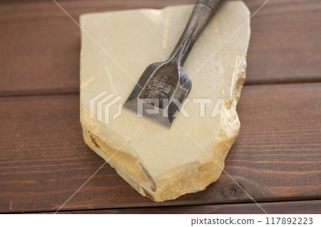 使用過的鑿子和天然油石 使用過的鑿子和天然油石 117892223