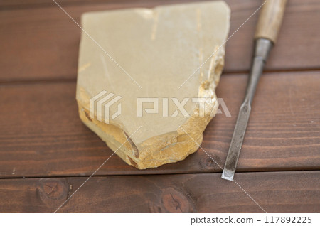使用過的鑿子和天然油石 使用過的鑿子和天然油石 117892225