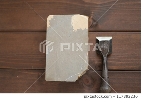 使用過的鑿子和天然油石 使用過的鑿子和天然油石 117892230