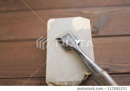 使用過的鑿子和天然油石 使用過的鑿子和天然油石 117892231