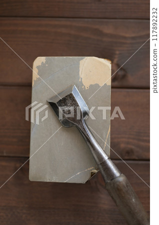使用過的鑿子和天然油石 使用過的鑿子和天然油石 117892232