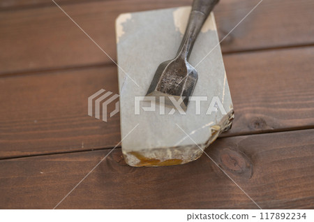 使用過的鑿子和天然油石 使用過的鑿子和天然油石 117892234