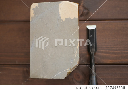 使用過的鑿子和天然油石 使用過的鑿子和天然油石 117892236