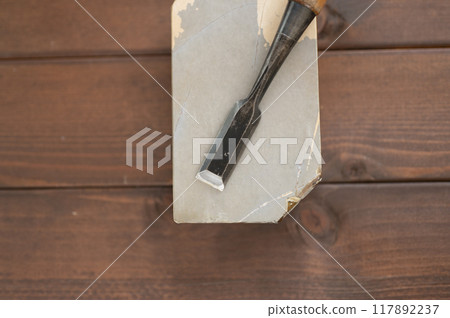 使用過的鑿子和天然油石 使用過的鑿子和天然油石 117892237