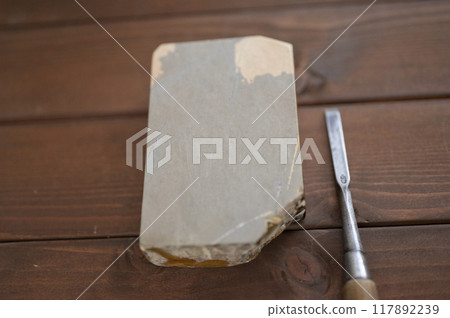 使用過的鑿子和天然油石 使用過的鑿子和天然油石 117892239