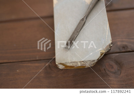 使用過的鑿子和天然油石 117892241