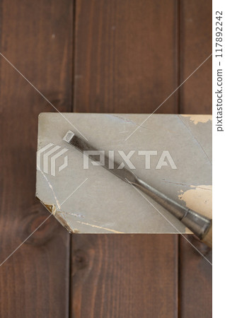 使用過的鑿子和天然油石 117892242