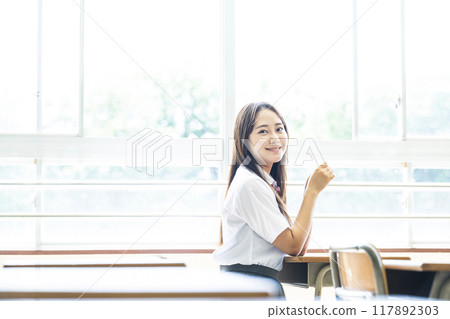 坐在教室椅子上的高中女孩 117892303