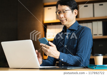 面對電腦的中年男子 117892722
