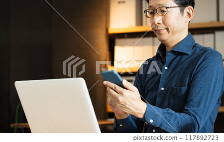 面對電腦的中年男子 117892723
