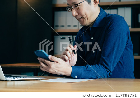 面對電腦的中年男子 117892751