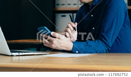 面對電腦的中年男子 117892752