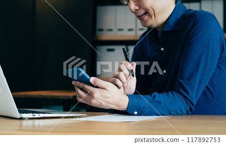 面對電腦的中年男子 117892753