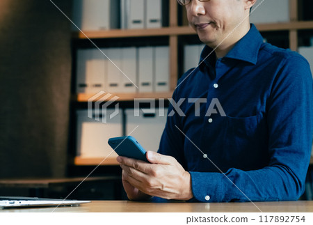 面對電腦的中年男子 117892754