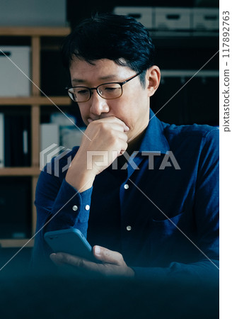 面對電腦的中年男子 117892763