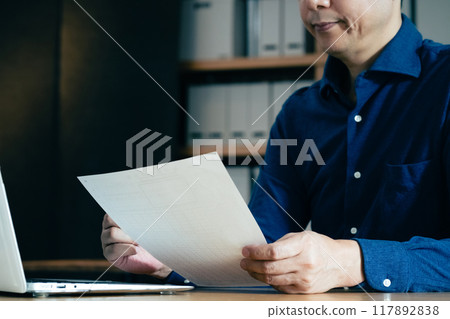 一名男子填寫遺產稅申報表 117892838