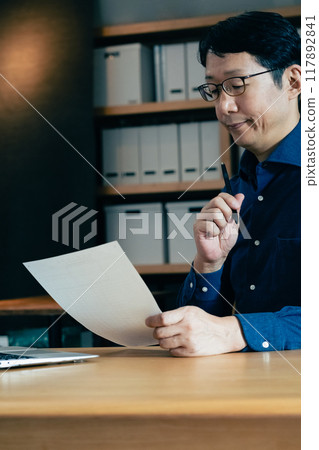 一名男子填寫遺產稅申報表 117892841