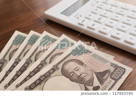 桌上計算器和 50,000 日元 117893590