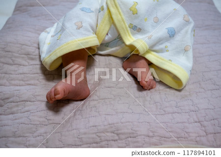 Baby's foot 117894101