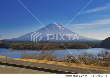 [Yamanashi Prefecture] Mt. Fuji in winter as seen from Lake Shoji 117894281