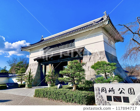 Okazaki Castle Otemon Gate decorated with New Year's pine decorations and blue skies (Okazaki Castle Park/Okazaki City, Aichi Prefecture) Okazaki Castle Otemon Gate decorated with New Year's pine decorations and blue skies (Okazaki Castle Park/Okazaki City, Aichi Prefecture) 117894717